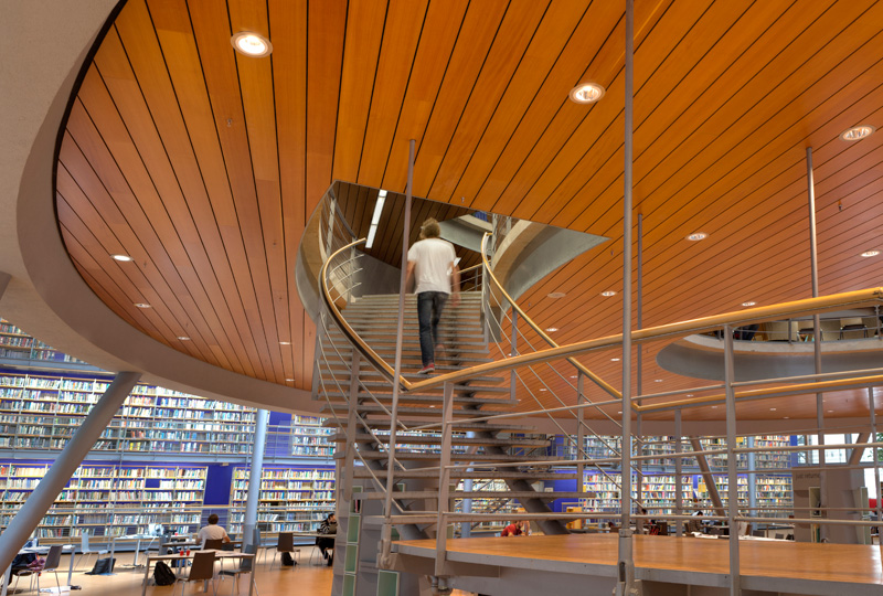 Delft, NL: TU Zentralbibliothek innen, Treppe (Mecanoo-Architekten 1998)